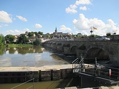 Gray et château fort, sur la Saône