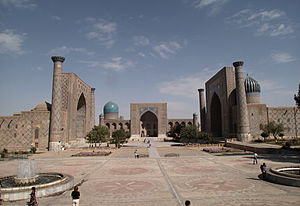 Plaza del Registán en Samarcanda con el conjunto de tres madrasas.