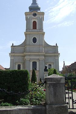 A Láncos templom és a Kölcsey-szobor Szatmárnémetiben, a Kálvin-téren