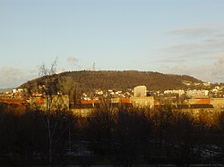 Široký vrch pozorovaný z centra Mostu