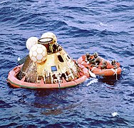 アポロ11号の着水後 (NASA)