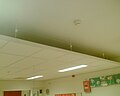 Obešen strop med konstrukcijo in prostorom za razsvetljavo