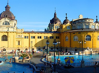 English: Szechenyi Baths in Budapest. Suomi: S...