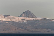Вид на вулкан Пограмни (6569 футов, 2002 м) с перевала Унимак в утреннем свете.