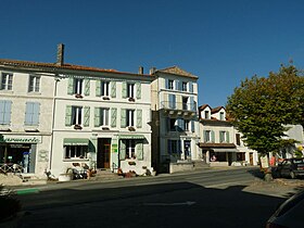 La place centrale de Verteillac