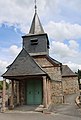 Façade de la Chapelle-Sainte-Anne et son porche couvert.