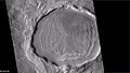 火星勘测轨道器背景相机在卡西乌斯区拍摄的带有同心坑沉积的撞击坑。