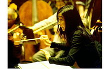 Yukari Ishimoto beim Dirigieren mit dem Orchester Berliner Musikfreunde in der Berliner Philharmonie (2015)