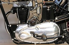 De linkerkant van de motor met de geheel ingesloten kleppen, de dynamo, accu en bobine. De lichtmetalen kettingkast herbergt de primaire ketting in een oliebad.