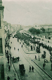 Траурная процессия перед армянским кладбищем Пангалты Сурп Акоп, 1913.jpg