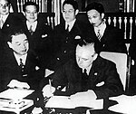 Japans ambassadör i Nazityskland Kintomo Mushakoji och Nazitysklands utrikesminister Joachim von Ribbentrop undertecknar Antikominternpakten.