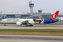 Atatürk Havalimanında Türk Hava Yolları Boeing 777 Batman Süpermen'e karşı logojet.jpg