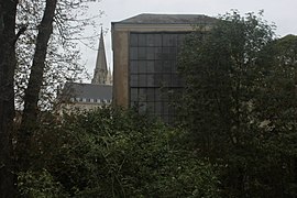 La tour d'exposition. En arrière-plan, le « clocher vieux » de la cathédrale.