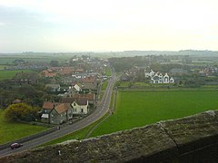 A vila de Bamburgh e a súa contorna, vista desde o Castelo