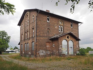 Ehemaliges Bahnhofsgebäude im Juni 2015