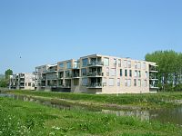 Appartementsblokken aan de rand van Blokker met de stad Hoorn