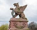 Greifskulptur am südöstlichen Brückenende