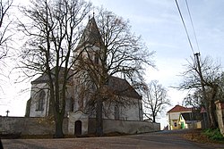Kostel sv. Václava - pohled z návsi