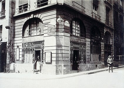 Le même bâtiment vers 1900, à l'époque un commerce de vins (photographie d'Eugène Atget).