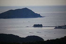 横山展望台から望む英虞湾の矢取島と御座岬（2014年12月15日）