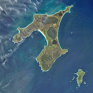 NASA-Bild mit Hauptinsel Chatham Island oben und Pitt Island rechts unten