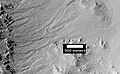 Ravinas. Note como os canais se curvam ao redor dos obstáculos, visto pela HiRISE.