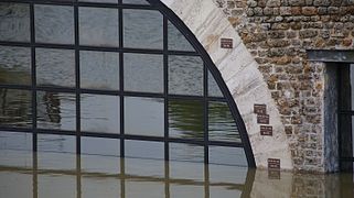 Niveau de l'eau au bassin de l'Arsenal à Paris le 3 juin 2016 à 17h. A 6,05 m le niveau de la crue de 1982 est quasiment atteint.