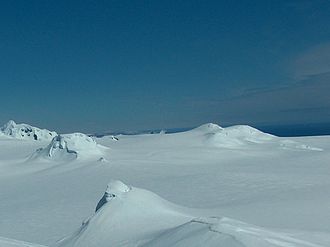 Blick vom Miziya Peak auf das Elhovo Gap mit dem Zemen Knoll, Radnevo Peak und Leslie Gap im Vordergrund