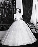Eva Perón, Primer Dama d'Arxentina, usando un vistíu Dior en 1951.