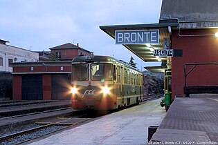 L'ADe 13 (serie ADe 11-20) in partenza dalla stazione di Bronte, 6 maggio 2011.