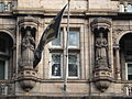 Statuer af britiske dronninger på Hotel Russells facade af Henry Charles Fehr.