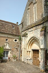 Portail d'entrée de l'église et maison du prieur.