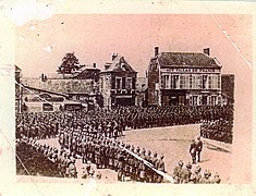 Parade militaire allemande sur la place en 1915.