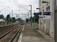 Vue direction Besançon (voie d'évitement (dépassement des trains lents) direction Besançon à gauche après le panneau V.