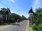 Gerbang selamat datang di desa Wayau.