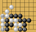 Tras B10, N11, B12, las piedras negras están en atari. Cuando al final las negras hacen el movimiento 13 (como amenaza ko), las blancas pueden capturar las cuatro piedras negras.