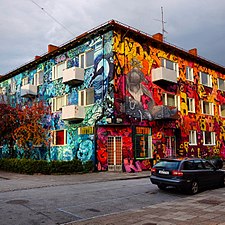 Flerfamiljshus i hörnet Rasmusgatan/Sofiagatan, med muralmålning av åtta grafittikonstnärer 2013 och 2014