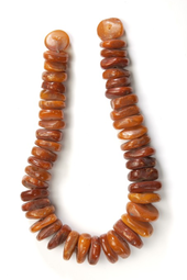 Amber necklace from 2000 to 1000 BCE Halssnoer van barnstenen kralen.png