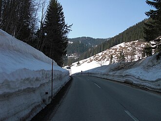 Scheitelpunkt der Landesstraße im April 2009