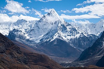 Ama Dablam, uma montanha de 6 812 m de altura no leste do Himalaia, no Nepal, vista de um vale próximo. Por suas altas cristas e faces íngremes, a montanha é às vezes chamada de “Matterhorn do Himalaia”. Ama Dablam é o terceiro pico mais popular do Himalaia para expedições permitidas. Uma licença de escalada e um oficial de ligação são necessários ao tentar Ama Dablam. Tal como acontece com o Monte Everest, os melhores meses para escalar são abril e maio (antes das monções) e setembro e outubro. (definição 4 032 × 2 688)