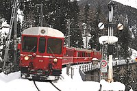 Auf dem Weg nach Filisur passiert ein Pendelzug im Dezember 2008 die Hippsche Wendescheibe am Wiesener Viadukt