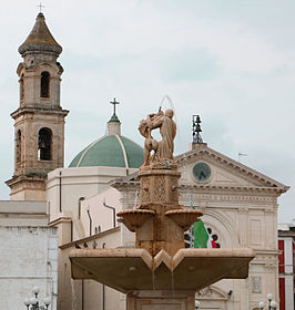 Piazza XX Settembre met de monumentale fontein en de Magdalenakerk wordt beschouwd als het centrum van Mola di Bari