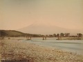 Passarel·la sobre el riu Fujikawa (Fuji) en Suruga. Kusakabe Kimbei, al voltant de 1890