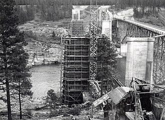 Bau der Brücken im Oktober 1940 neben der Straßenbrücke von 1929 (links Pfeiler der Eisenbahnbrücke)