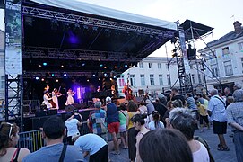 Spectacle de Klô Pelgag lors de Musique d'ici et d'ailleurs 2014 sur la place.