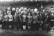 Photographie en noir et blanc d'une vingtaine de soldats coréens alignés en deux rangées.