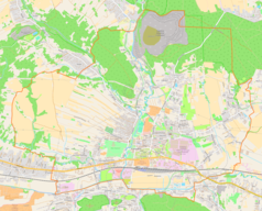 Mapa konturowa Krzeszowic, blisko centrum na dole znajduje się punkt z opisem „Synagoga w Krzeszowicach”