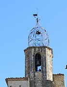 Le clocher de l'église surmonté de son curieux bulbe métallique.