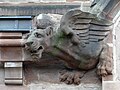 Une des statues encadrant l'entrée de la chapelle