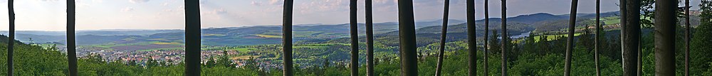 Panoramatický pohled na Boskovice a Mojetínský hřbet z lesa mezi Valchovem, Boskovicemi a Újezdem